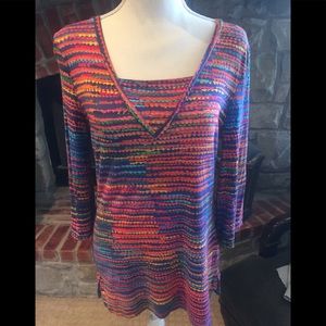 Colorful 3/4 lengths sleeve pullover top.